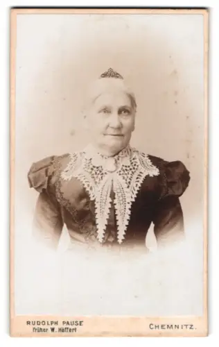 Fotografie Rudolph Pause, Chemnitz, Langestrasse 34, Ältere Dame im eleganten Kleid