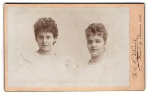 Fotografie J. A. M. Kleiner, Hamburg, Steindamm 50-52, Zwei Damen in eleganter Kleidung