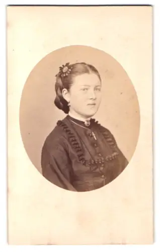 Fotografie Julius Giere, Hannover, Sophienstrasse 5, Porträt einer jungen Dame