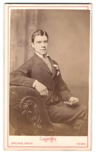 Fotografie Brooks Bros, York, Coney Street 24, Porträt eines eleganten Herren