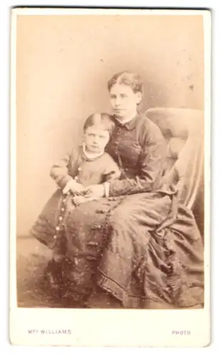Fotografie Mrs. Williams, Wolverhampton, Darlington Street, Mutter mit Kind auf einem Sessel
