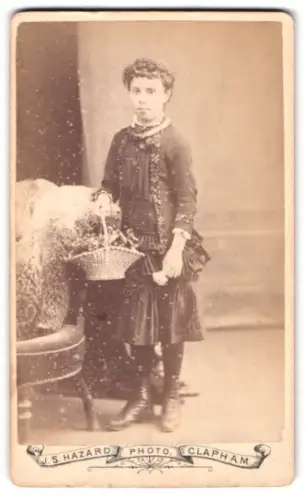 Fotografie J. S. Hazard, London, 6 Pavement, Kind mit Korb