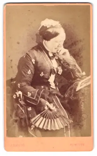Fotografie J. Hawke, Plymouth, George Street 8, Dame mit Fächer und Buch