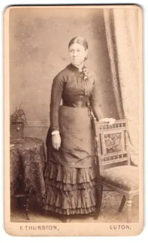 Fotografie F. Thurston, Luton, Hastings St, Frau stehend mit Stuhl