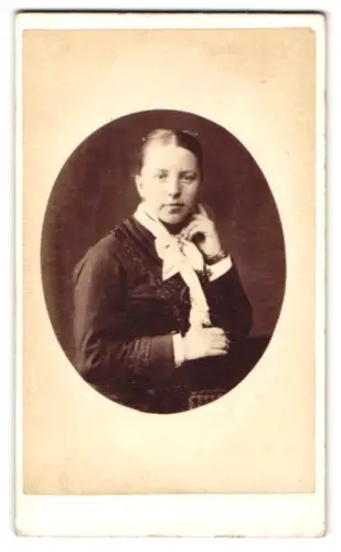 Fotografie J. L. Howe, Cardiff, Duke Street 8, Porträt einer jungen Frau