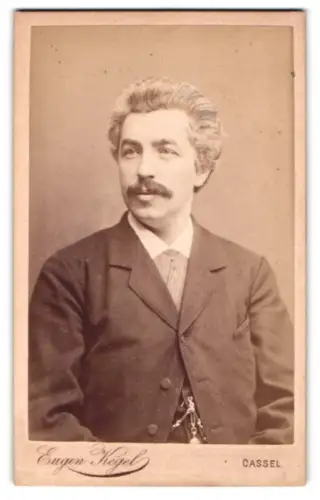 Fotografie Eugen Kegel, Cassel, Grosse Rosen-Strasse 5, Porträt eines Mannes mit Schnurrbart