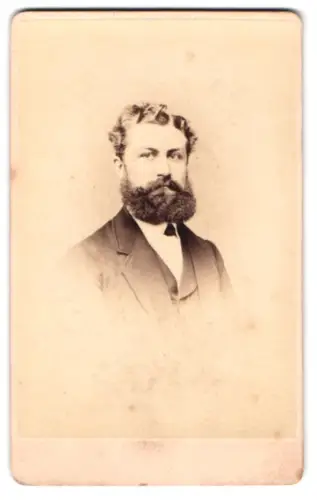 Fotografie Oltmann Jaburg, Vegesack, Neuenstrasse 1, Porträt eines Mannes mit Bart