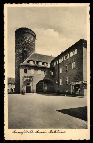 AK Sommerfeld /Nd.-Lausitz, Strassenpartie am Büttelturm, Werbung für Kochen mit Gas