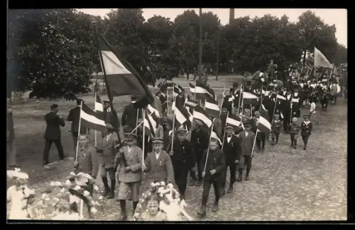 Foto-AK Reinsdorf, Umzug zur Einweihung des Kriegerdenkmals