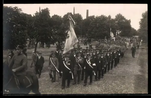 Foto-AK Reinsdorf, Umzug mit Soldaten und Flaggen