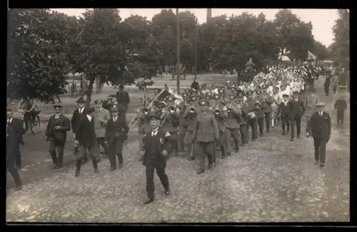 Foto-AK Reinsdorf, Umzug mit musizierenden Soldaten in Uniformen
