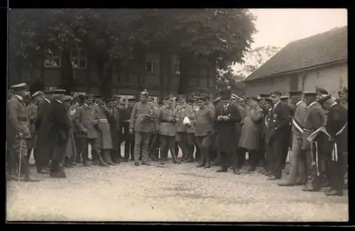 Foto-AK Reinsdorf, Einweihung des Kriegerdenkmals 1914-18, Soldaten in Uniformen mit Orden