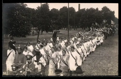 Foto-AK Reinsdorf, Umzug mit Damen und Soldaten