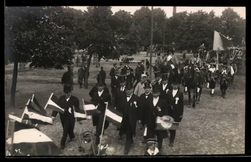 Foto-AK Reinsdorf, Umzug mit Reitern in historischer Kleidung