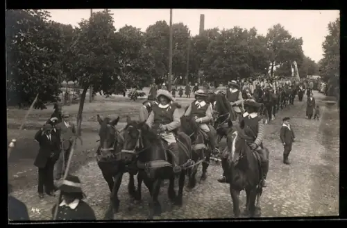 Foto-AK Reinsdorf, Reiter in historischer Kleidung im Festumzug