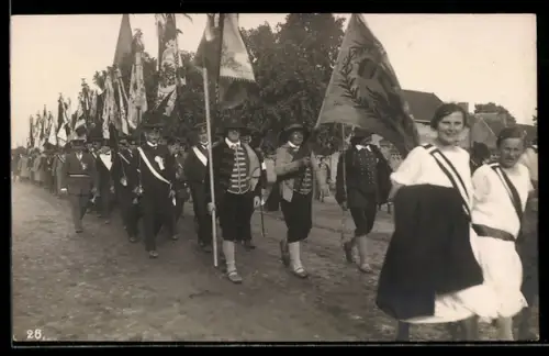 Foto-AK Reinsdorf, Soldaten und Männer in historischer Kleidung mit Flaggen