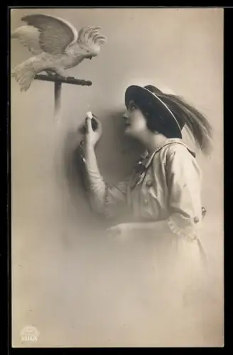 AK Kakadu und junge Dame mit Zuckerwürfel
