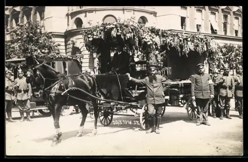 Foto-AK Soldaten mit einer geschmückten Pferdekutsche