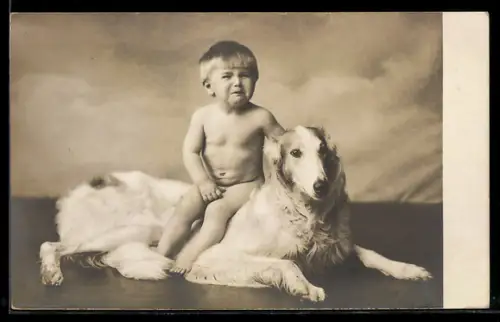AK Weinendes Kleinkind auf dem Rücken eines Windhundes