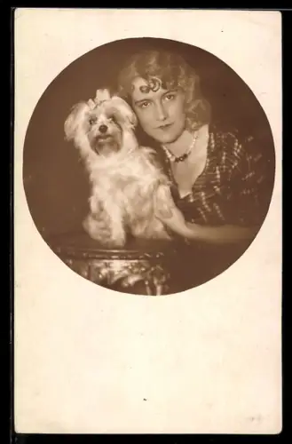 Foto-AK Junge Dame u. Terrier mit Schleife