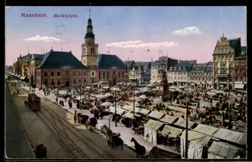 AK Mannheim, belebter Marktplatz mit Strassenbahn
