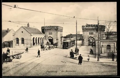 AK Magdeburg, Partie am Brückentor mit Strassenbahn und Pferdewagen