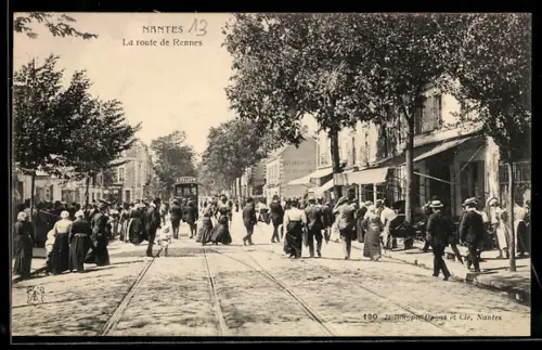 AK Nantes, La route de Rennes animée avec piétons et tramway