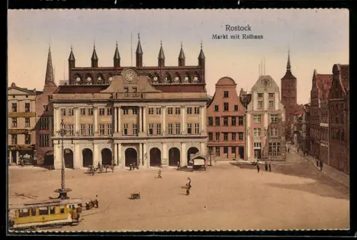 AK Rostock, Markt mit Rathaus und Strassenbahn