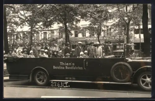 Foto-AK Berlin, Thiens Berolina Rundfahrten Unter den Linden vor Invalidenbank ca. 1928