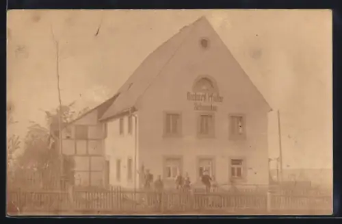 Foto-AK Rossau /Sa., Schneider Richard Pfeifer, Gebäude mit kleiner Versammlung