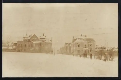 Foto-AK Eibenstock, Zweiganstalt Chemnitzer Bankverein, Eibenstocker Bank, Verschneite Strassenansicht