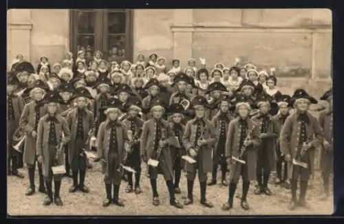 Foto-AK Memmingen, Kinderorchester in historischen Uniformen, Gruppenfoto vor Gebäude