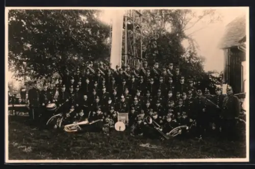 Foto-AK Brakel, Feuerwehrgruppe mit Musikkapelle vor Steigerturm