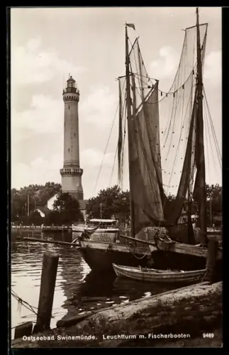 AK Swinemünde, Leuchtturm mit Fischerbooten
