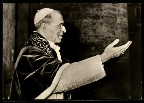 AK Papst Pius XII. bei einer Segnung