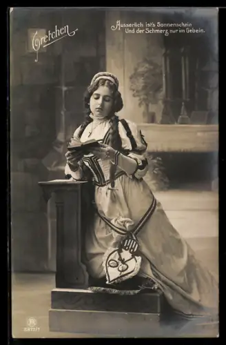 AK Figur der Gretchen aus Goethe`s Faust liest in der Bibel