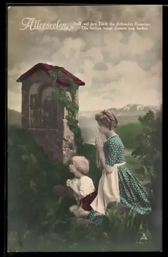 Foto-AK Photochemie Berlin: Allerseelen, Mutter und Kind knien betend am Bildstock