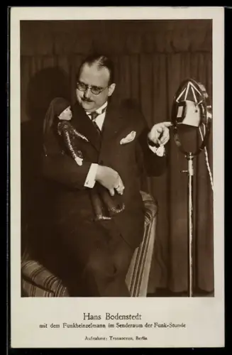 AK Hans Bodenstedt mit dem Funkelheinzelmann im Senderaum der Funk-Stunde