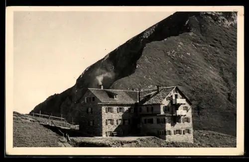 AK Rappenseehütte, Blick auf Berghütte und Gebirge