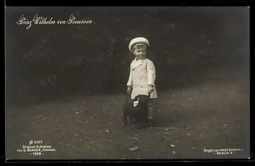 AK Prinz Wilhelm von Preussen, mit Dackel im Garten