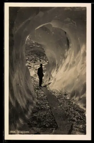 AK Eigergletscher, Eisgrotte mit Mann