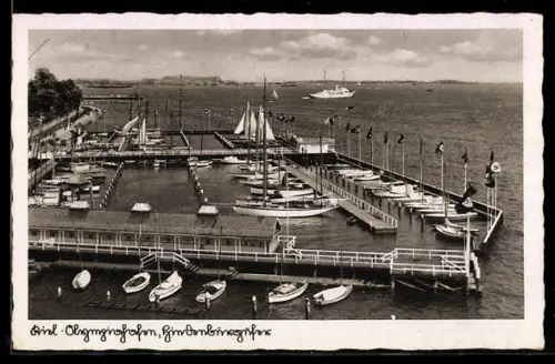 AK Kiel, Olympiahafen, Hindenburgufer mit -Fahnen