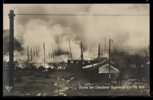 Foto-AK Dresden, brennende Gebäude auf der Dresdener Vogelwiese am 2.8.1909