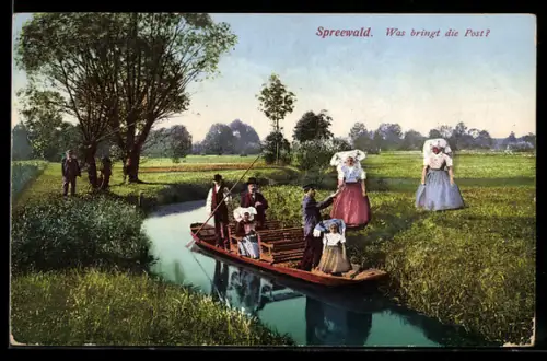 AK Männer und Frauen in spreewälder Tracht auf einem Boot bringen die Post