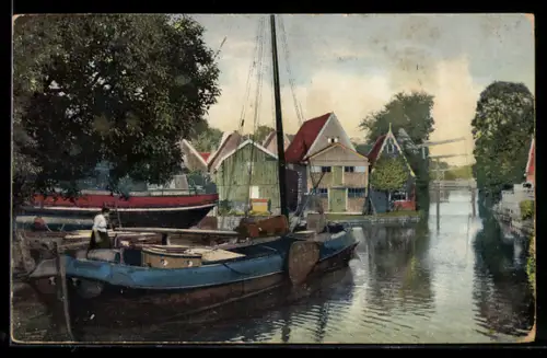 AK Photochromie NR. 1433: Edam, Ortspartie am Ufer der Gracht mit Holländerbrücke, Häusern und Segelboot