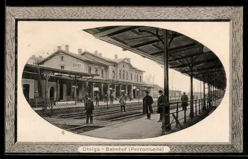 AK Ohligs, Partie am Bahnhof mit Reisenden, Perronseite