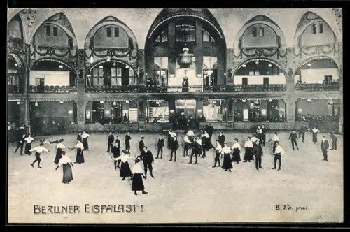 AK Berlin-Schöneberg, Berliner Eispalast, Innenansicht mit Eisläufern