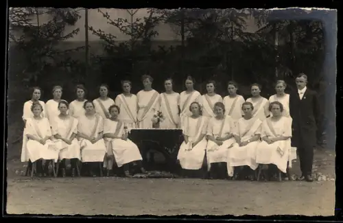 AK Pfahlbronn, Gruppenbild, Frauen vom Liederkranz in weissen Gewändern, Tisch mit Blumenvase