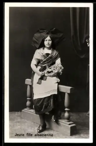 AK Frau mit Blumen in elsass-lothringischer Tracht