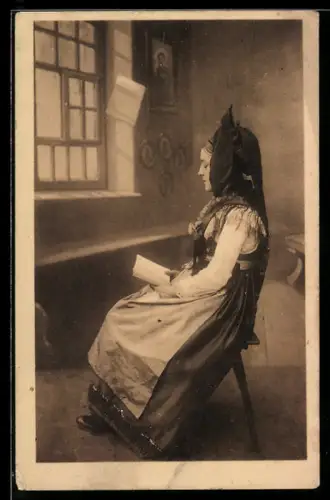 AK Sitzende Frau mit einem Buch in elsass-lothringischer Tracht